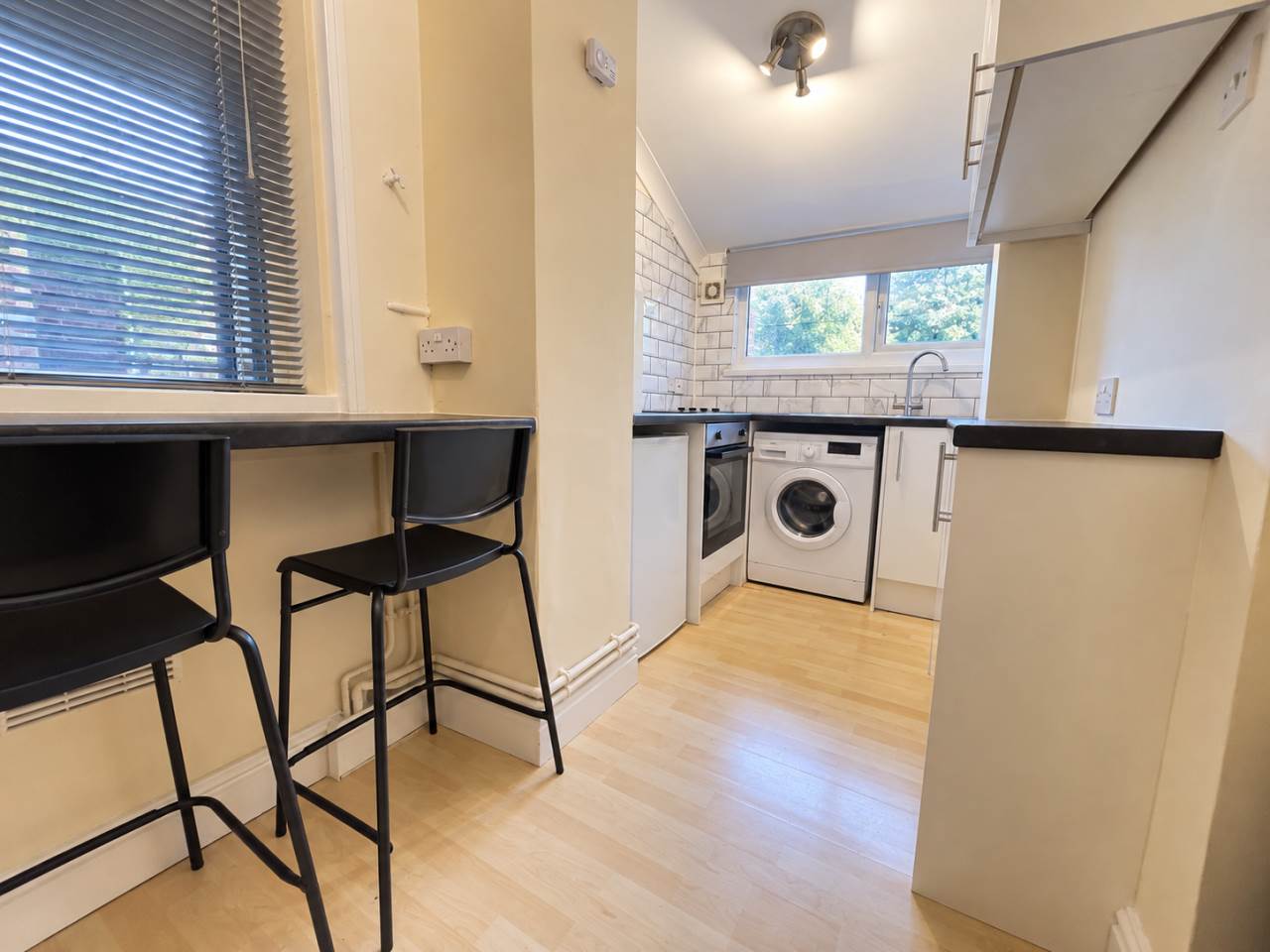 Flat 1, 94, Claude Road, Roath, Cardiff - photo 4