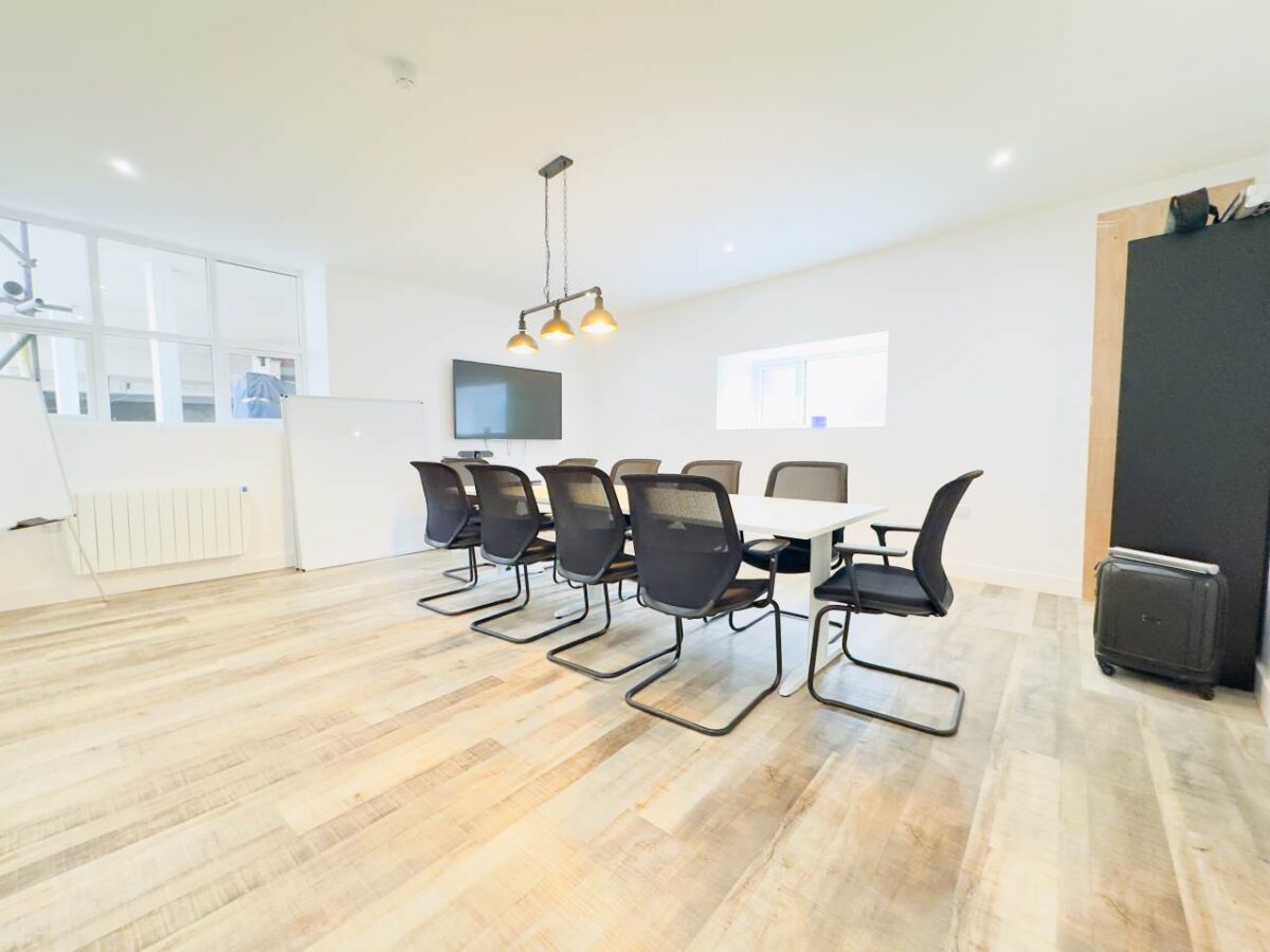 Offices commercial property - Unit 1a, Kings Chambers, 8 High Street, Newport, NP20 1FQ