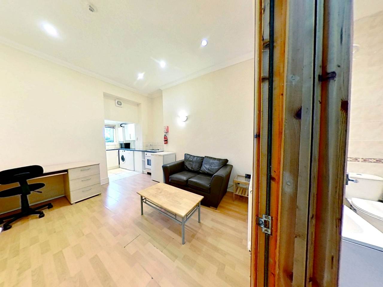 Flat 1, 92, Claude Road, Roath, Cardiff - photo 2